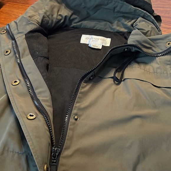 Jones New York Tech Active Vest With hidden hood in collar - Picture 9 of 9